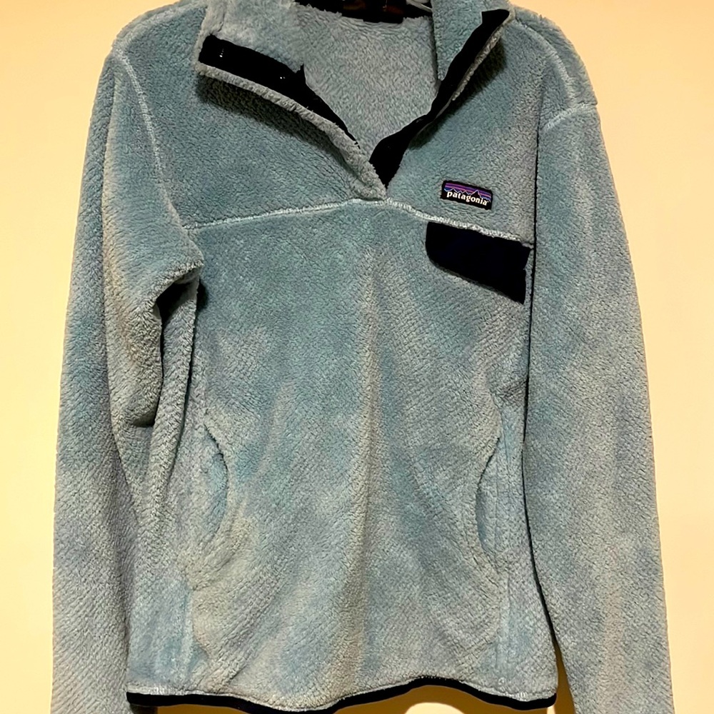 Women’s Patagonia medium light blue sweatshirt